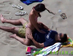Beach pound and deep-throat compilation from hidden cam
