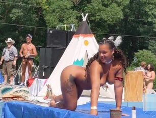Immense Native Yankee Hunni Monroe gets nude on stage at