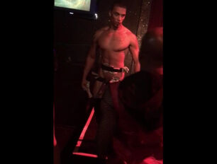 Homo masculine Striptease in night club