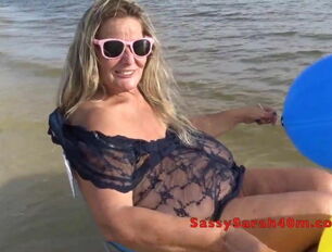 Immense saggy boobies wifey juggling at the beach